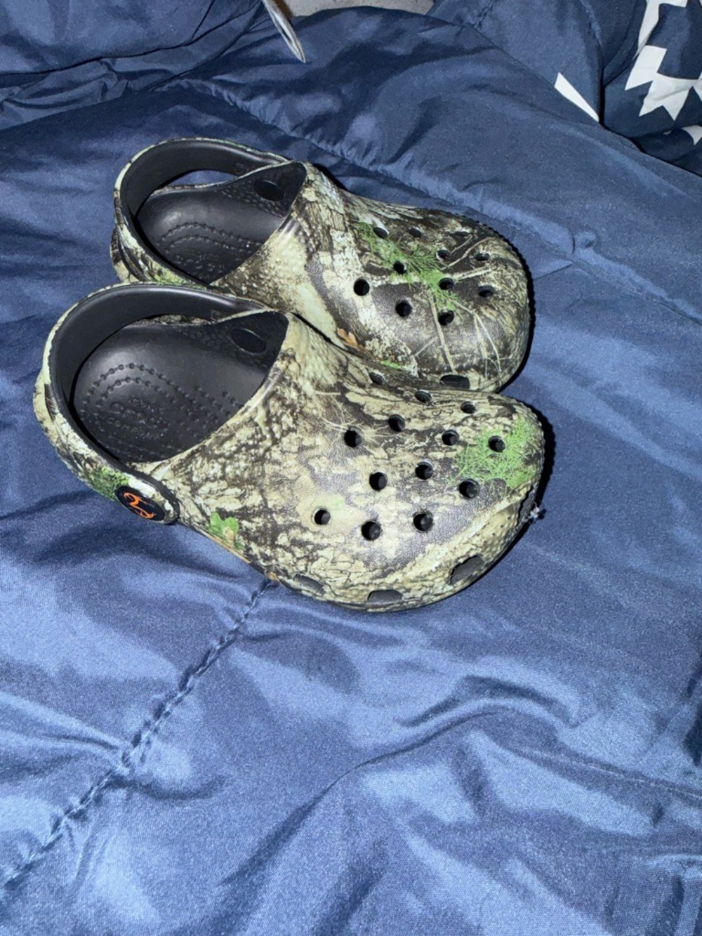 CROCS Kids Classic Clog in Moss Green Camouflage - Picture 2 of 3